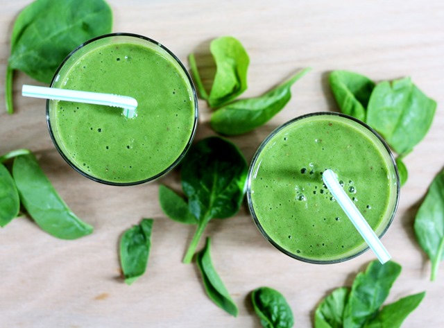 4-ingredient green smoothie // cait's plate