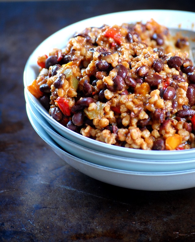 black bean, wheat berry and vegetable chili - a soul-soothing dish that will quickly become a favorite. Packed with warm grains, beans and veggies, it's got something for everyone // cait's plate