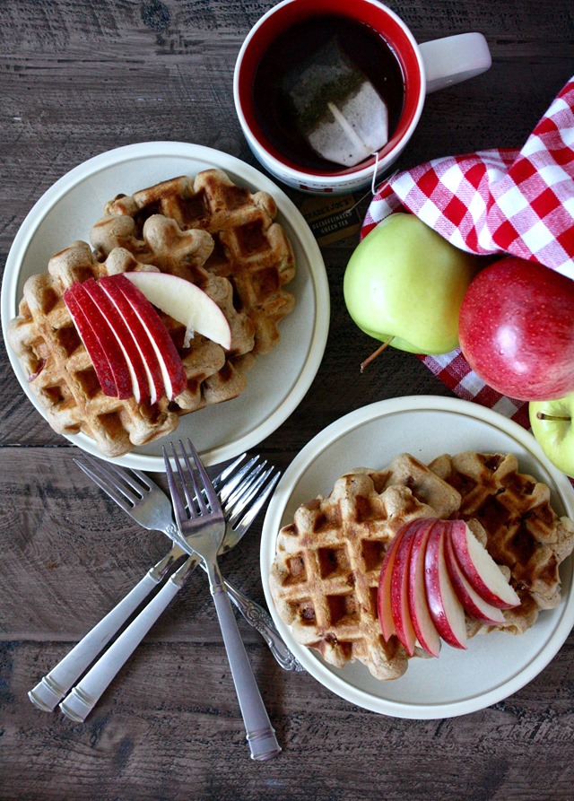 whole grain cinnamon apple waffles - packed with fiber for the perfect wholesome seasonal breakfast! // cait's plate