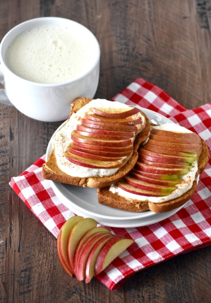 apple & peanut butter yogurt toasts - a perfectly balanced breakfast that tastes delicious and fills you up! // cait's plate