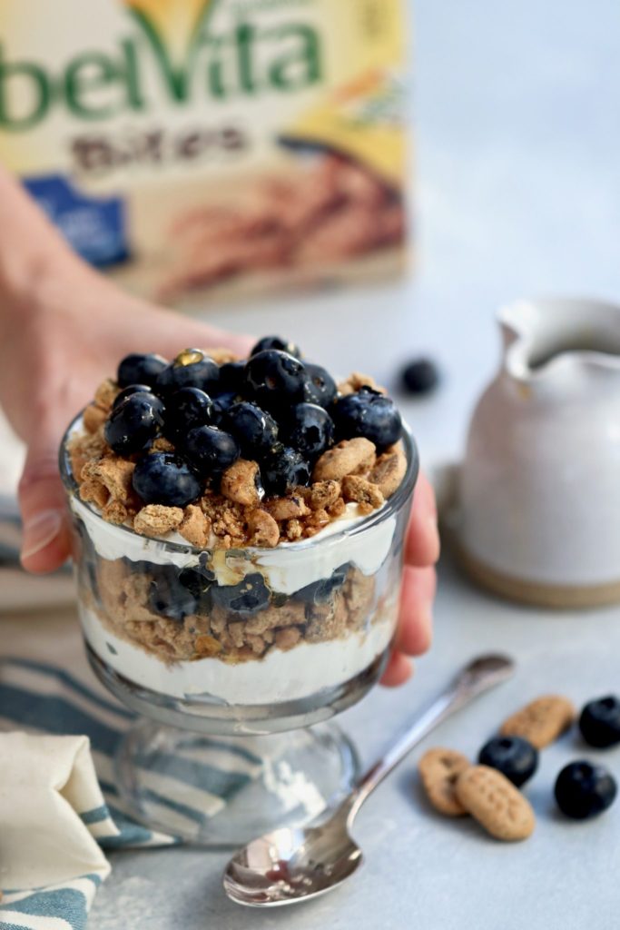 easy blueberry breakfast parfaits // cait's plate