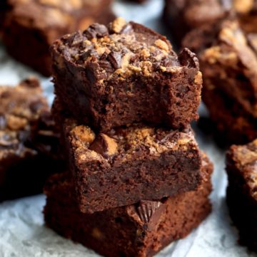 one-bowl peanut butter cup brownies // cait's plate