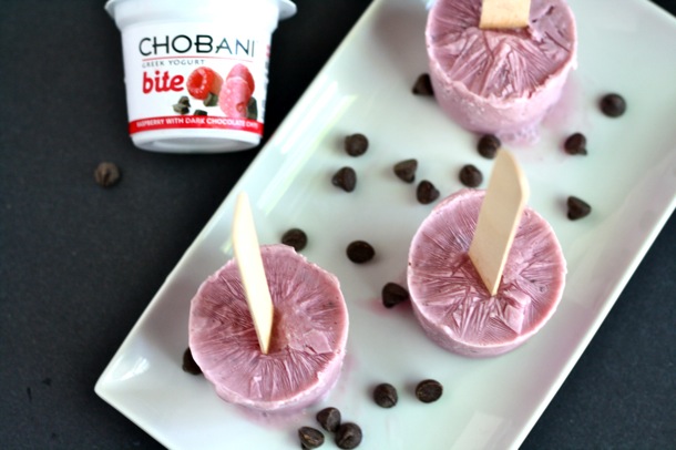 frozen raspberry chocolate chunk greek yogurt pops // cait's plate