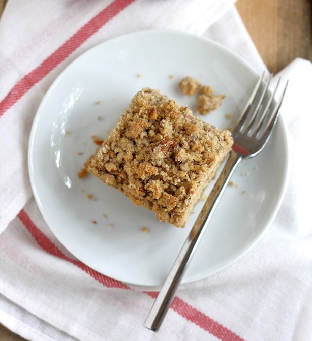 BANANA COFFEE CAKE WITH PECAN BROWN SUGAR STREUSEL TOPPING // cait's plate