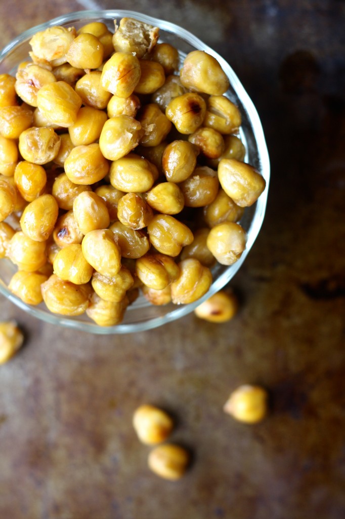 easy roasted chickpeas - a packable, protein-packed snack perfect for back to school! // cait's plate