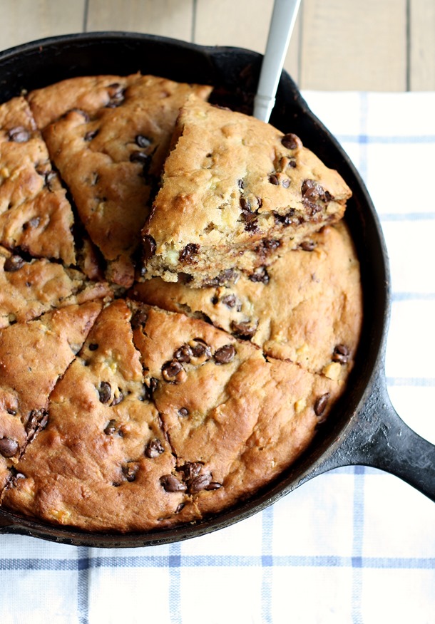 whole grain chocolate chip banana yogurt skillet cake // cait's plate