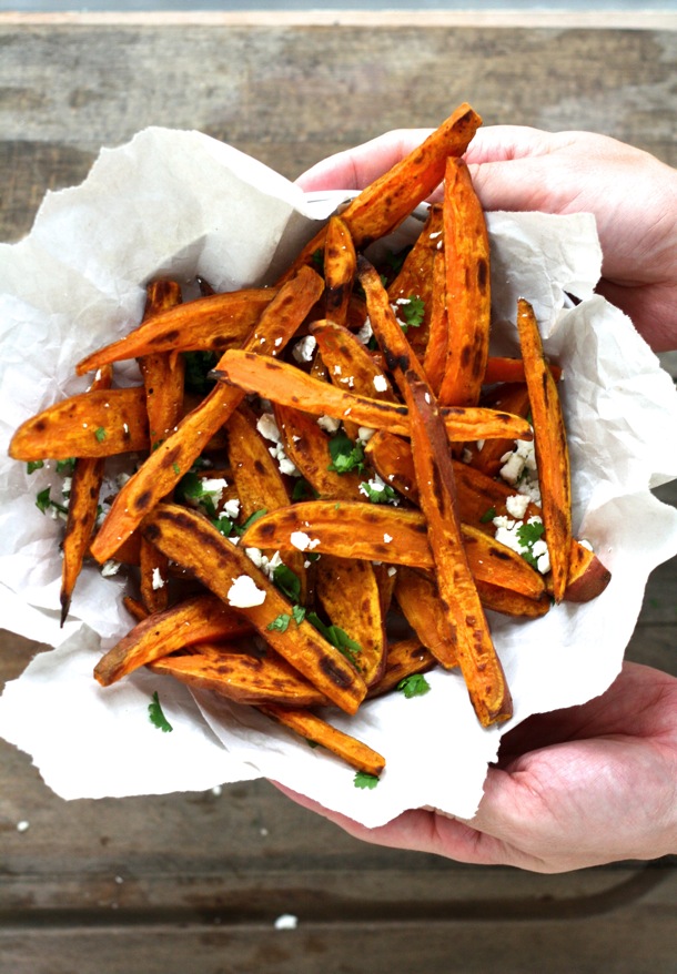 These greek-flavored sweet potato fries will be a hit with the whole family!  Bursting with flavor, fiber and beta carotene, you'll feel good about putting these on your dinner table! // cait's plate