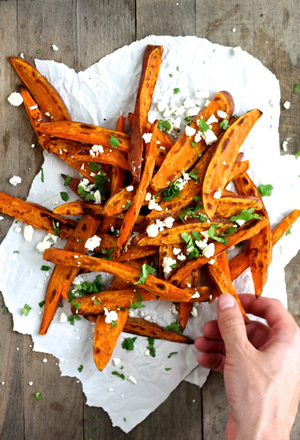 These greek-flavored sweet potato fries will be a hit with the whole family!  Bursting with flavor, fiber and beta carotene, you'll feel good about putting these on your dinner table! // cait's plate