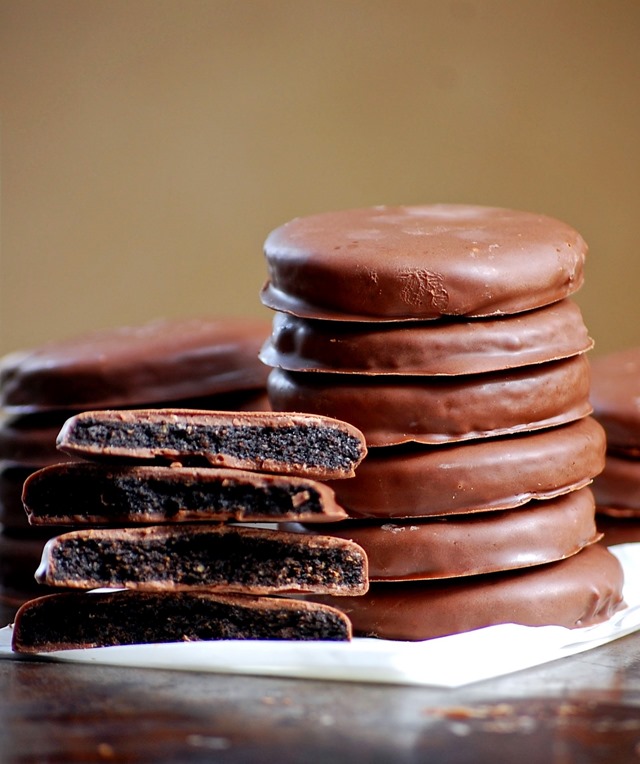 homemade whole grain thin mints - a healthier twist on a delicious classic! // cait's plate