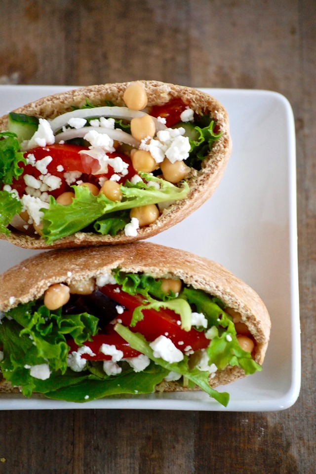 easy mediterranean pita pockets - easy, filling and delicious! // cait's plate