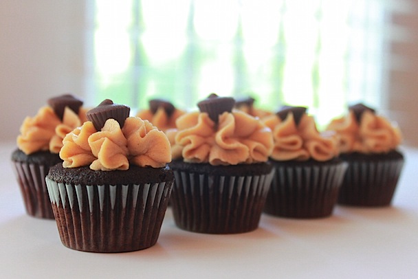 dark chocolate cupcakes with peanut butter frosting // cait's plate