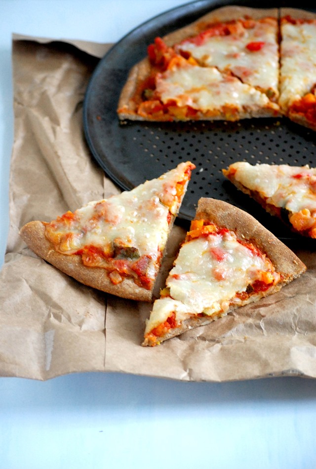 veggie loaded spicy turkey pizza - filling, delicious and made in minutes! // cait's plate