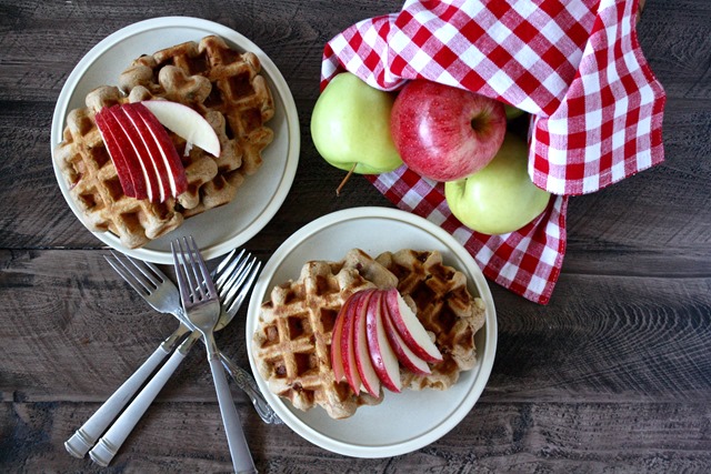 whole grain cinnamon apple waffles - packed with fiber for the perfect wholesome seasonal breakfast! // cait's plate