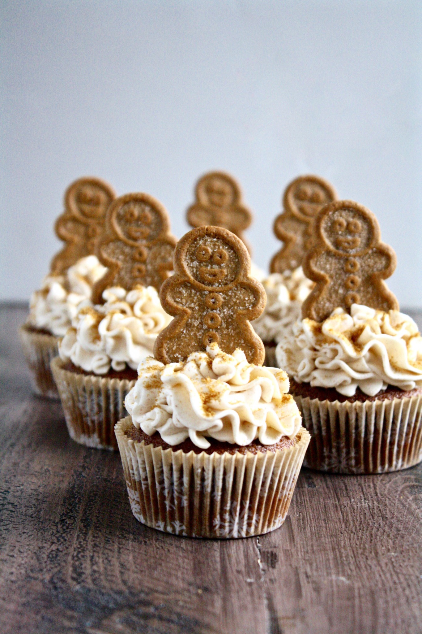 gingerbread cupcakes with brown sugar cinnamon buttercream frosting // cait's plate
