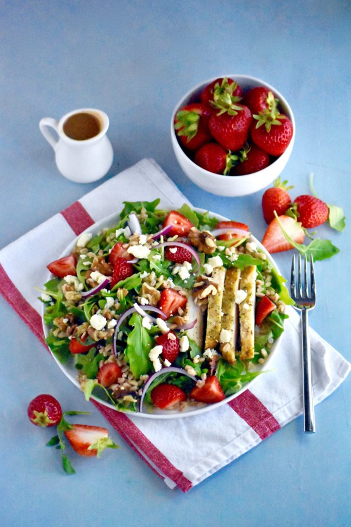 simple summer strawberry salad - a delicious salad that packs lean protein, whole grains, fruits, vegetables and healthy fats all into one bowl! // cait's plate