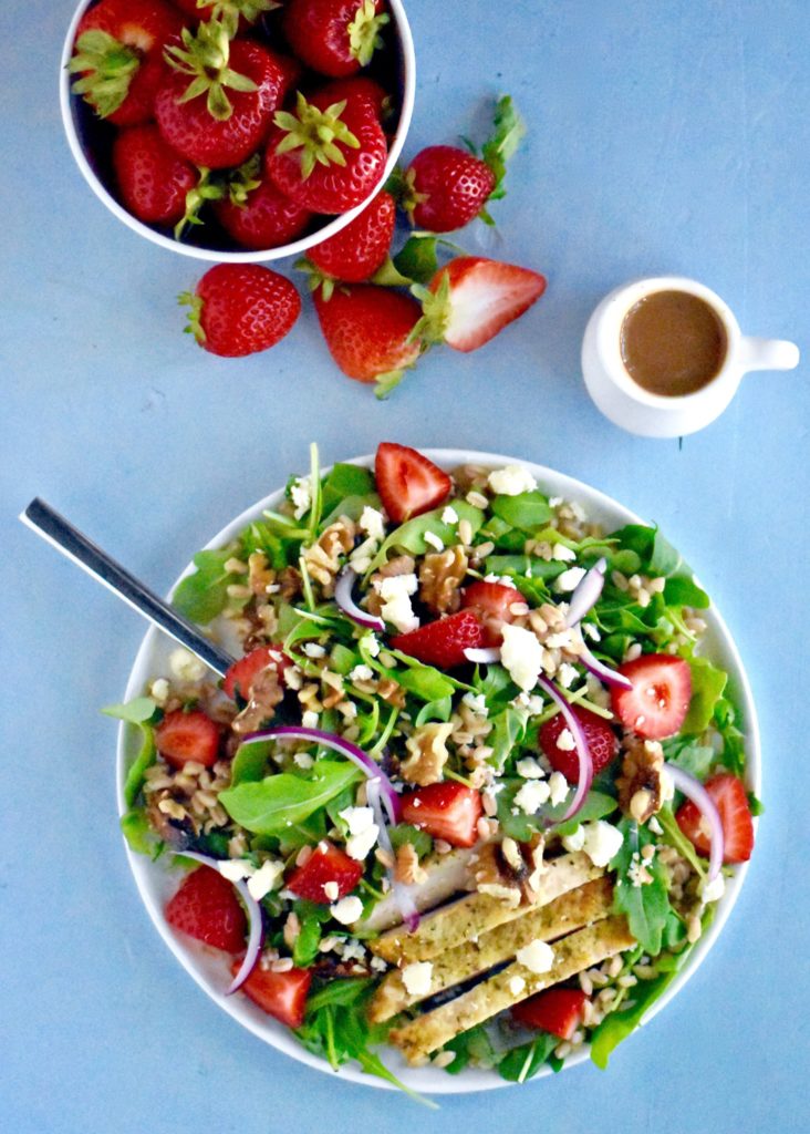 simple summer strawberry salad - a delicious salad that packs lean protein, whole grains, fruits, vegetables and healthy fats all into one bowl! // cait's plate