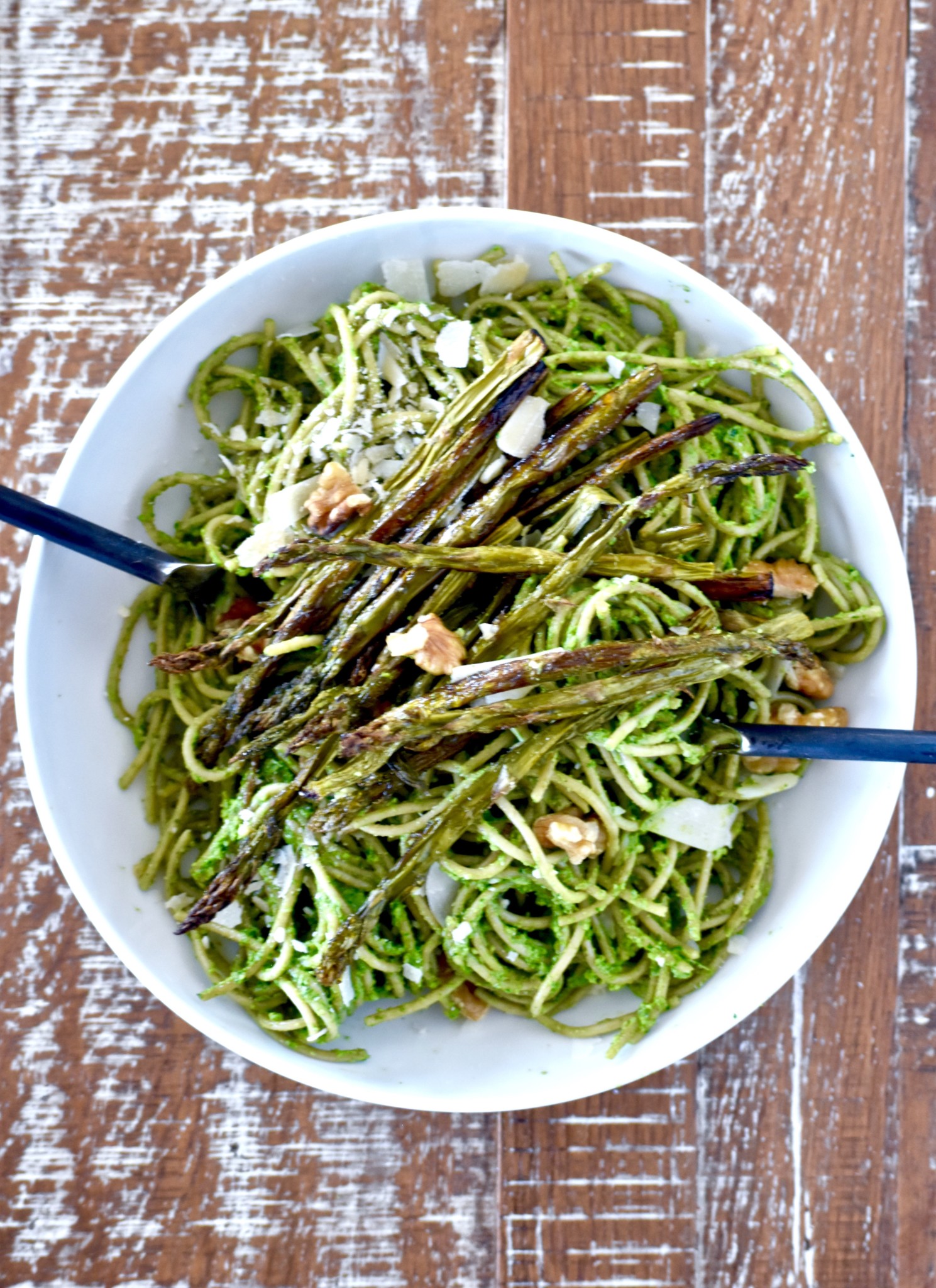 whole wheat pasta with 5-ingredient spinach walnut pesto, roasted asparagus and walnuts // cait's plate
