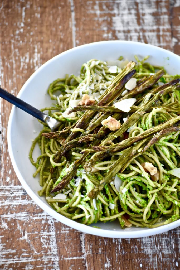 whole wheat pasta with spinach walnut pesto and roasted asparagus // cait's plate