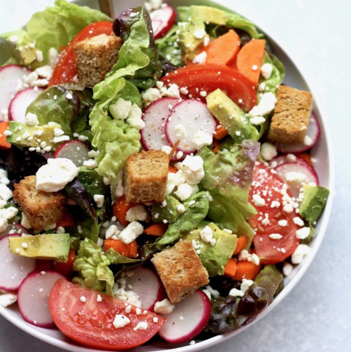 farmer's garden salad with homemade croutons | cait's plate