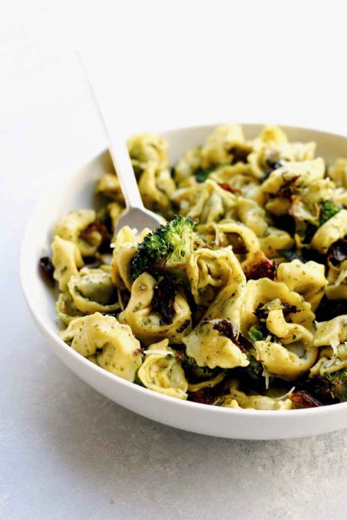 easy spinach pesto tortellini with roasted vegetables // cait's plate