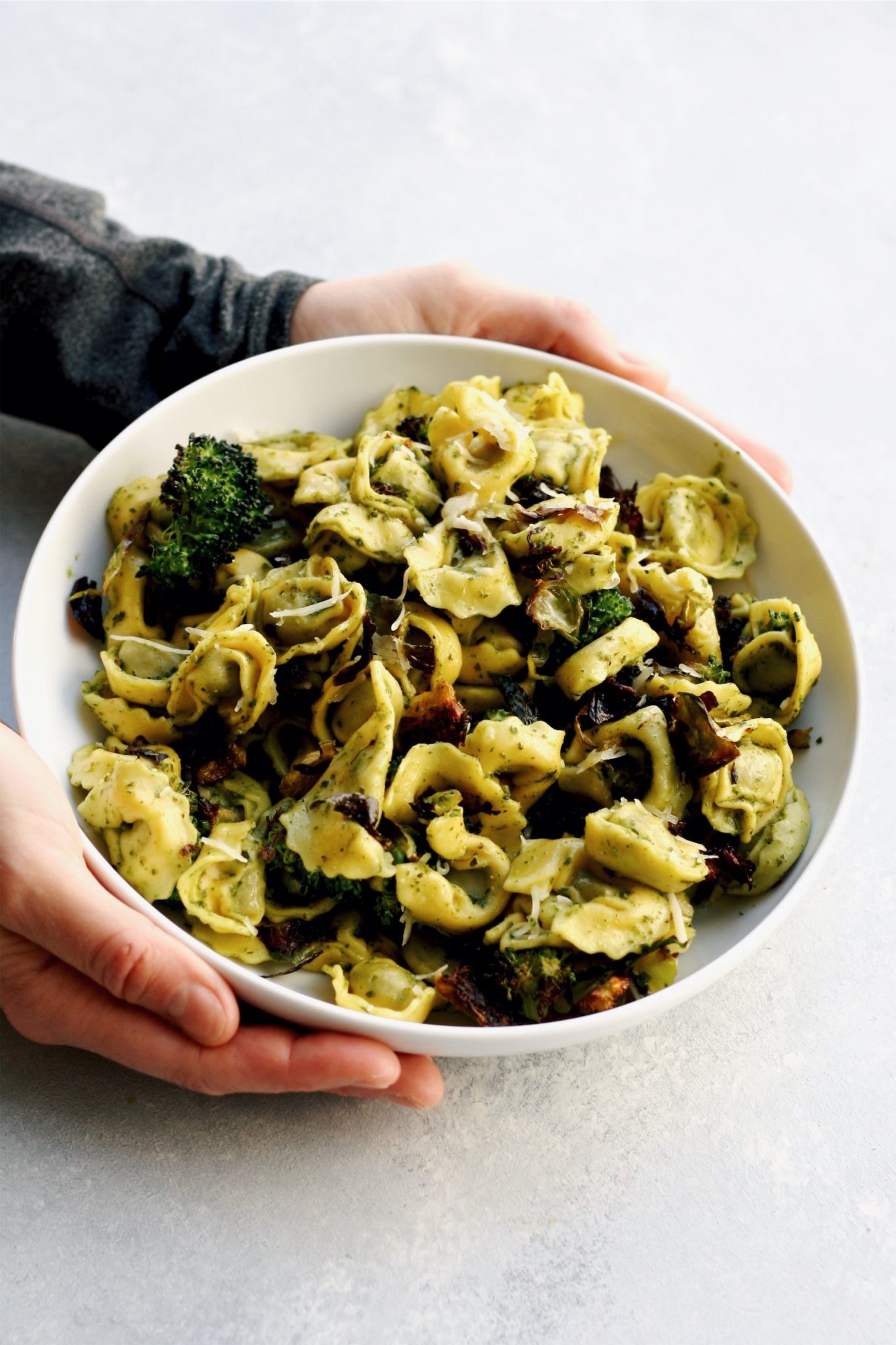 easy spinach pesto tortellini with roasted vegetables // cait's plate