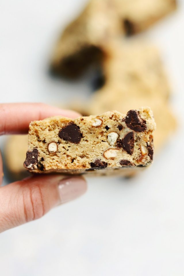 caramel chocolate chip pretzel cookie bars | cait's plate