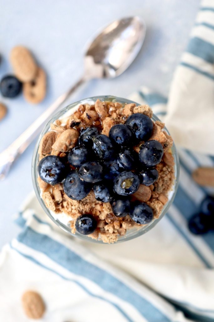 easy blueberry breakfast parfaits // cait's plate