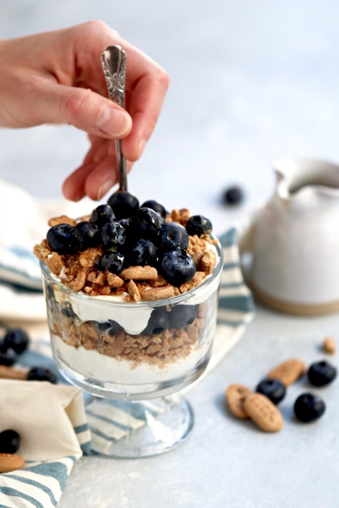 easy blueberry breakfast parfaits // cait's plate